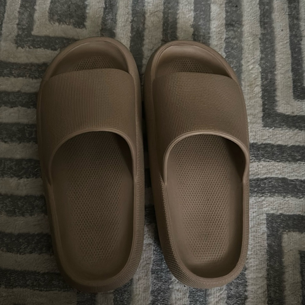 Women’s cloud slides